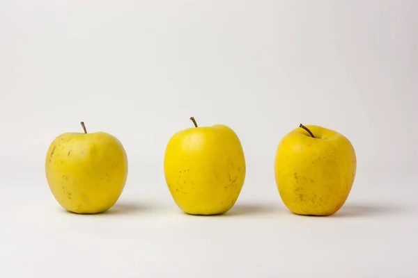 Gelbe Äpfel Isoliert Auf Weißem Hintergrund Ein Konzept Bedeuten — Stockfoto