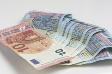 beyaz zemin üzerinde banknot