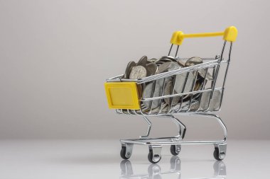 Sikke üzerinde beyaz bir arka plan olarak alışveriş arabası