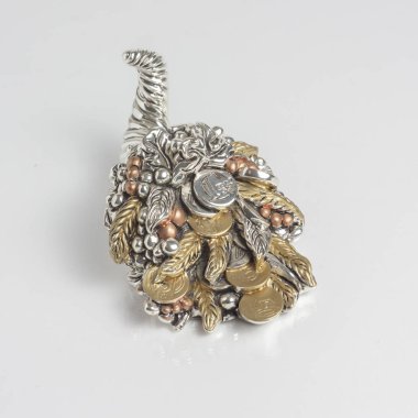 Gümüş bereket beyaz arka plan üzerinde izole