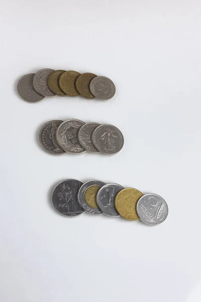 Monedas sobre un fondo blanco — Foto de Stock
