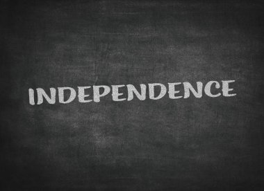 Bağımsızlık kavramı kelime yazı tahtası arka plan üzerinde