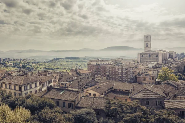 Perugia tra nebbia e nebbia, una visione artistica elaborata — Foto Stock