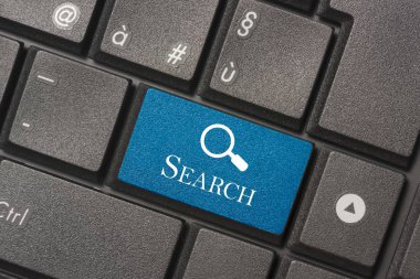 Modern bir bilgiişlemklavyenin Arama düğmesinin yakın çekim resmi