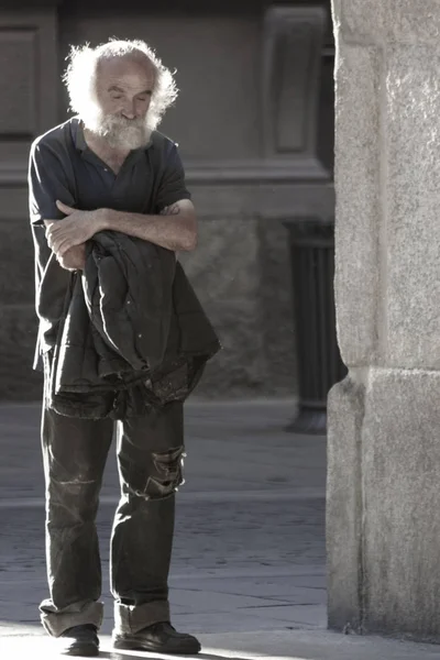 MILAN, ITALY - AUGUST 27, 2011: a homeless homeless man immersed — Stock Photo, Image