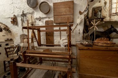 Matera, İtalya - 23 Ağustos 2019: Materia'daki eski mağara evi, yeniden