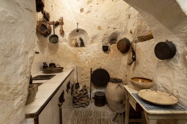 Matera, İtalya - 23 Ağustos 2019: Materia'daki eski mağara evi, yeniden