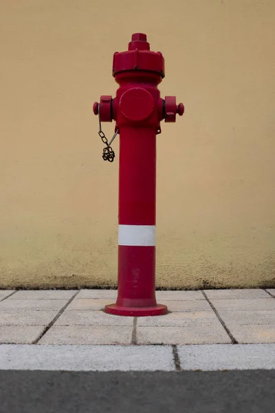 Червоний пожежний гідрант на тротуарі — стокове фото