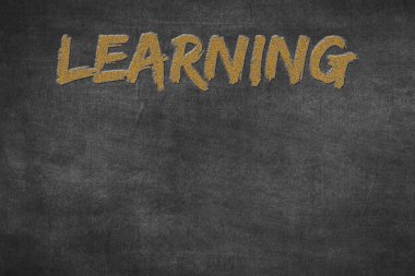 Siyah bir tebeşir tahtasına yazılan öğretim