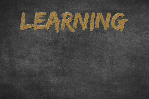 Siyah bir tebeşir tahtasına yazılan öğretim