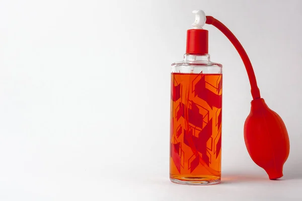 Aftershave com vaporizador em um fundo branco — Fotografia de Stock