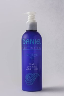 Matera, İtalya - 29 Mayıs 2019: Daniel Saç Terapisi beyaz bir bac