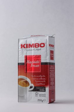 Matera, İtalya - 29 Mayıs 2019: Beyaz arka planda Kimbo kahve