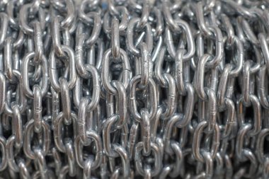 Bir top parlak metal zincirine ait büyük bağlantılar