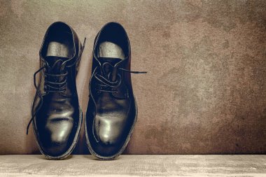 Ahşap zeminde kahverengi tahta ve iş ayakkabıları