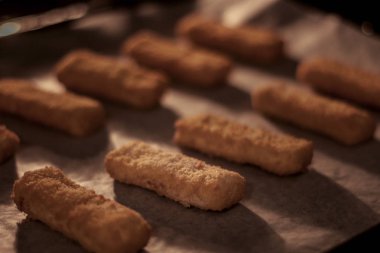 Fırında pişirilen balık fileto çubukları