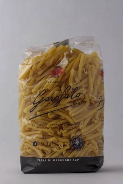 Matera, Italia - 26 de mayo de 2019: Pasta italiana sobre fondo blanco —  Fotos de Stock