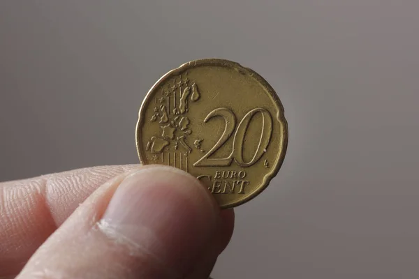 A man counts coins in his hand — Stock Photo, Image