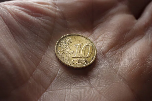 A man counts coins in his hand — Stock Photo, Image