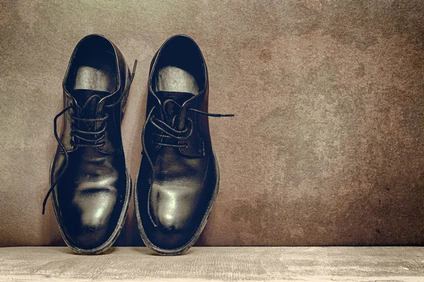 Ahşap zeminde kahverengi tahta ve iş ayakkabıları