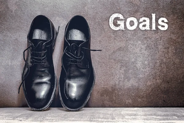 茶色のボードと木製の床の作業靴の目標 — ストック写真