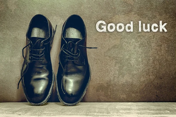 Good luck op bruin Board en werkschoenen op houten vloer — Stockfoto