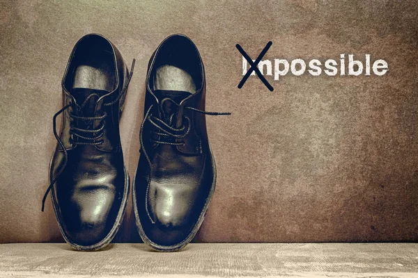 Possível em placa marrom e sapatos de trabalho no chão de madeira — Fotografia de Stock