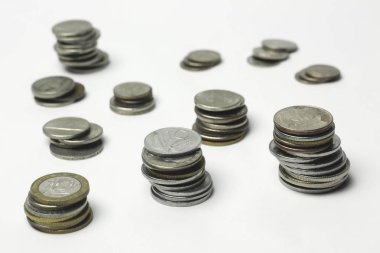 Beyaz üzerine izole edilmiş bozuk para yığınları