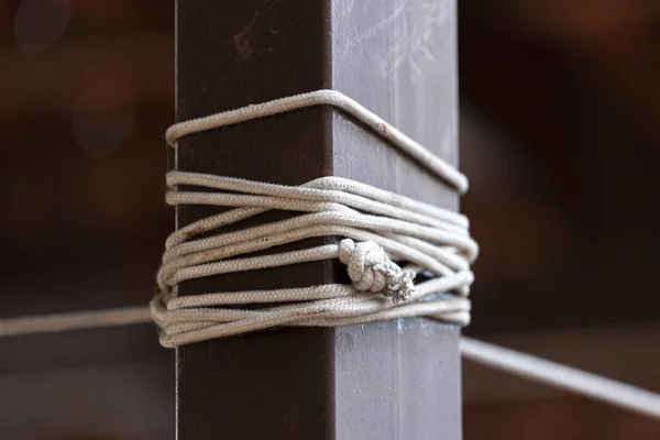 La corde est enroulée autour d'un poteau extérieur — Photo