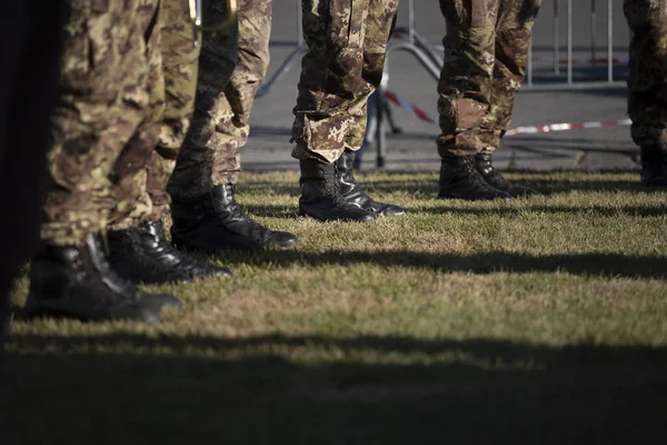 Οι στρατιωτικοί του ιταλικού στρατού σε προσεκτική θέση στις μπότες — Φωτογραφία Αρχείου