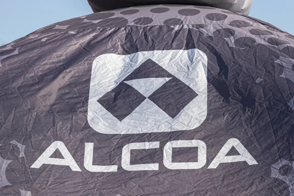 Salerno, ITALIA - 29 de junio de 2019: Cartelera publicitaria de ALCOA — Foto de Stock