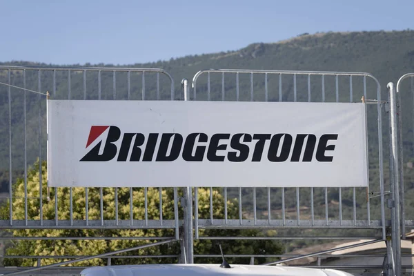 Salerno, ITALIA - 29 de junio de 2019: Bridgestone billboar publicitario — Foto de Stock