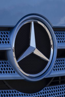 Salerno, İtalya - 29 Haziran 2019: Mercedes logosunun yakın çekim