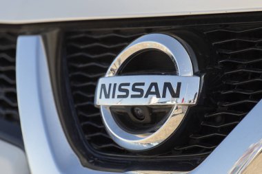 Salerno, İtalya - 29 Haziran 2019: Nissan logosunun yakın çekim