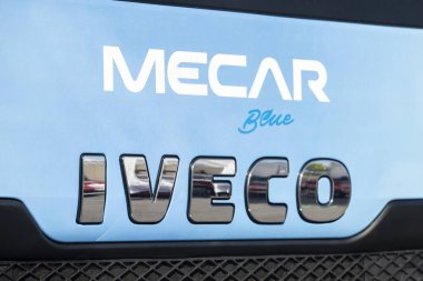 Salerno, İtalya - 29 Haziran 2019: Iveco reklam panosu