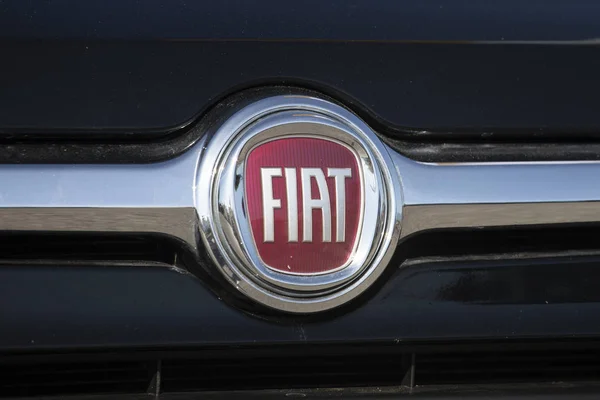 Salerno, ITALIA - 29 de junio de 2019: primer plano del logotipo de FIAT — Foto de Stock