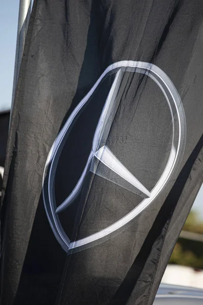 Salerno, ITALIA - 29 de junio de 2019: primer plano del logotipo de Mercedes — Foto de Stock