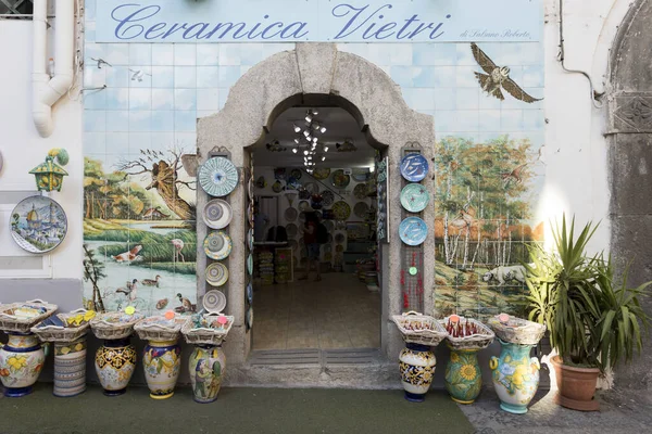 Vietri Sul Mare, Italië - 12 oktober 2019 Keramische winkel in Vietri Rechtenvrije Stockfoto's