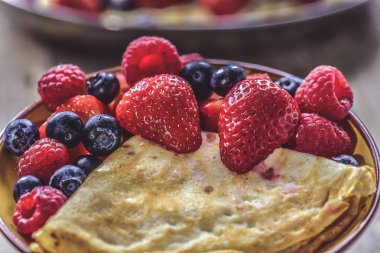 Ahşap zemin üzerine yaz meyve ile gözleme