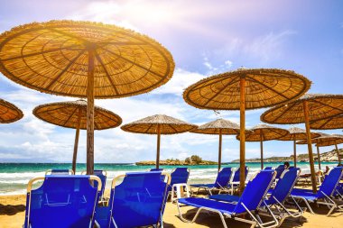 Güneş şezlong ve plaj şemsiyesi mavi su dalgalar deniz