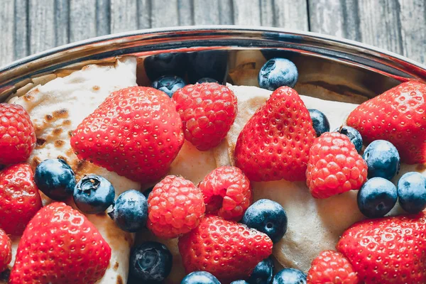 Ahşap zemin üzerine yaz meyve ile gözleme