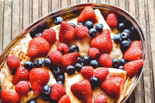 Ahşap zemin üzerine yaz meyve ile gözleme