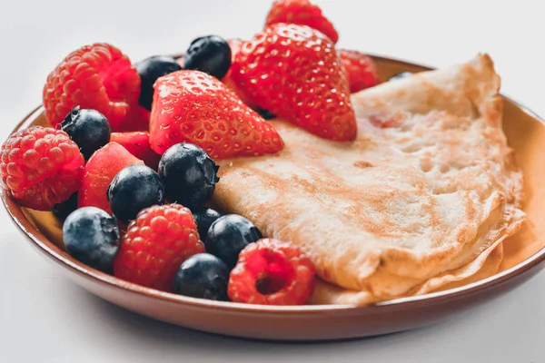 Beyaz zemin üzerine yaz meyve ile gözleme