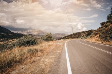 Yol eğrileri dağ kadar. Beyaz hat, Yunanistan'da yol