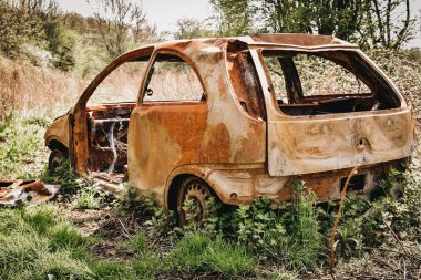 Araba ihtişamlı harap yandı. Bir kaza etkileri