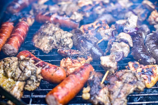 肉类烹调上烧烤夏季户外派对 — 图库照片