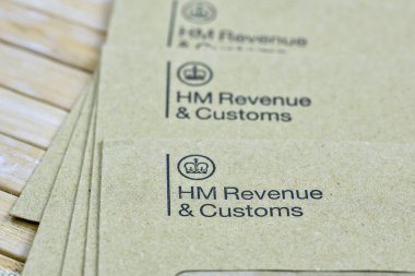 İngiltere, İngiltere - 16 Ağustos 2018: Logo Her Majestys gelir ve gümrük bir zarf üzerinde. HMRC İngiltere hükümeti Bakanlar kurulu olmayan bir bölümü var. Yazı işleri.