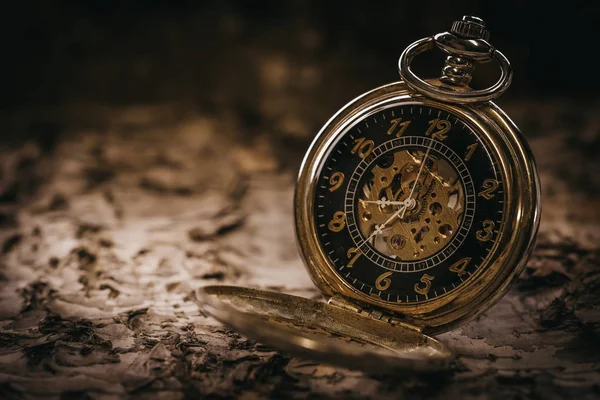 Vintage grunge natürmort cep saati ile. Cep saati ortasında seçici odak