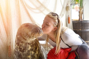 Oşinografi Enstitüsü Polonya Gdansk Üniversitesi, deniz istasyonu Merkezi ziyaret bir mühür öpüşme bir genç kız