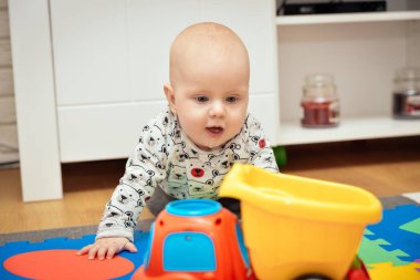 Çok güzel yürümeye başlayan çocuk oyuncakları evde bakım yer oynayın